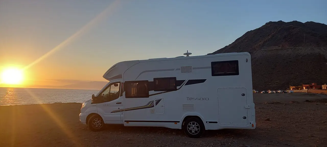 Autocaravana Eli'skaravan al atardecer en la Costa del Sol