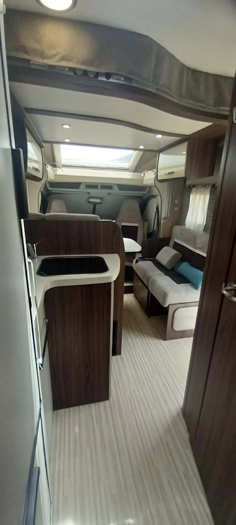 Interior del salón de una autocaravana Eli'skaravan