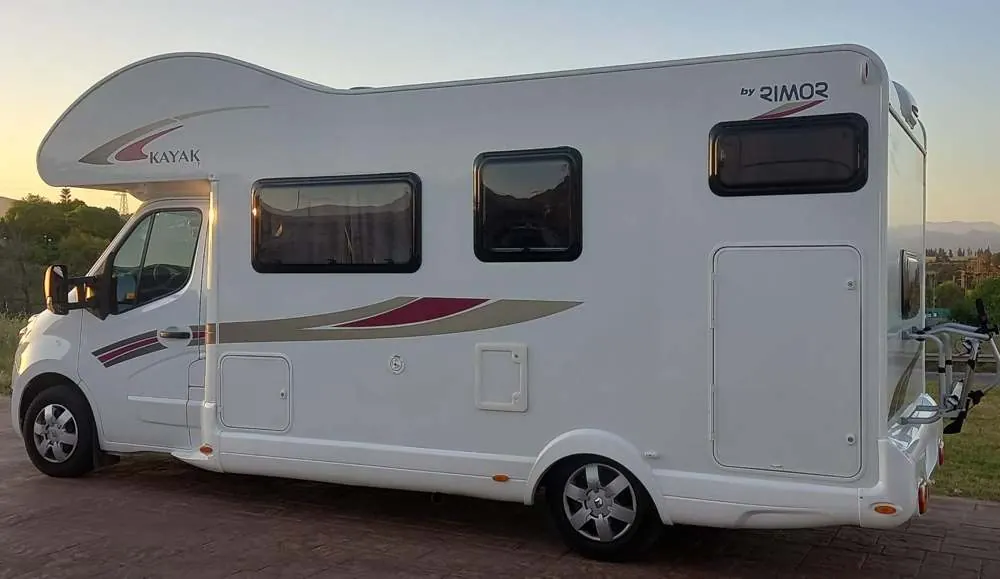 Autocaravana Eli'skaravan al atardecer